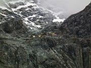19 Zoom sul Rif. Quinto Alpini, appollaiato su un costone roccioso